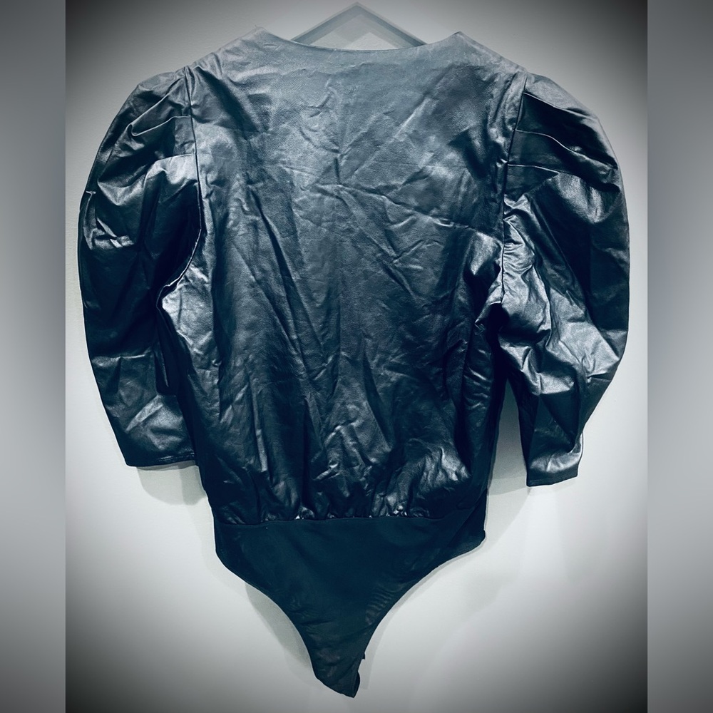 Women’s Lucy Paris Black Faux Leather Short Puff Sleeve V Neck Bodysuit Sz S New - Picture 5 of 5